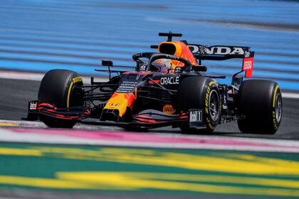 Max Verstappen acelera su Red Bull en el autódromo de Paul Ricard, durante una de las prácticas del Gran Premio de Fórmula 1.