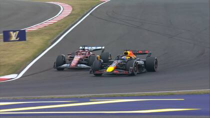 Max Verstappen aventaja a Charles Leclerc en la vuelta 53; el neerlandés fue superado por ambos Ferrari al principio de la carrera pero logró recobrar los dos lugares.