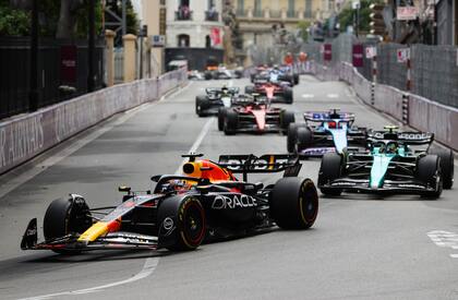 Max Verstappen aventaja a Fernando Alonso en la partida del Gran Premio de Mónaco; desde la cabeza de la carrera, en neerlandés dominó para ganar por una diferencia de 27 segundos sobre el español
