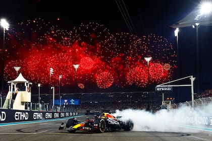 Max Verstappen celebra en Abu Dhabi: el neerlandés se emocionó en el podio, tras la última carrera con el modelo RB19