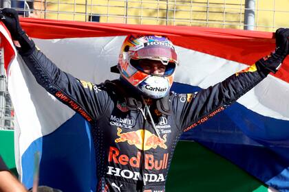 Max Verstappen celebra en el circuito de Zandvoort, después de ganar el Gran Premio de Fórmula 1 de Países Bajos; el neerlandés logró una ventaja de 32 puntos entre los GP's de Mónaco y de Austria