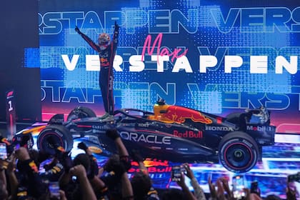 Max Verstappen celebra la victoria en Qatar: el neerlandés quedó a 12 puntos del líder Lando Norris (McLaren); el próximo fin de semana en Abu Dhabi la Fórmula 1 definirá el campeonato con 25 unidades en juego