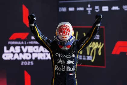 Max Verstappen celebra su triunfo número 69 en la Fórmula 1; el neerlandés tomó la vanguardia en la primera curva por un despiste de Lando Norris y luego corrió con mucha consistencia, marcando varios récords de vuelta.