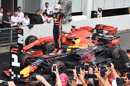 Verstappen, sobre su Red Bull, celebra la victoria en Alemania