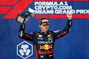 Verstappen remontó ocho posiciones, le marcó la pista a 'Checo' Pérez y se llevó el Gran Premio de Miami