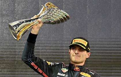 Max Verstappen con el trofeo del Gran Premio de Abu Dhabi. El neerlandés ganó el primer título de su historia.