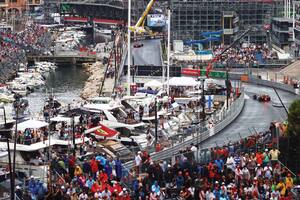 Max Verstappen conduciendo el Red Bull en un circuito muy emblemático y pintoresco como el de Mónaco