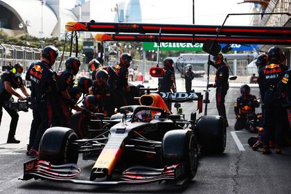 Max Verstappen, de Países Bajos, en boxes; una buena estrategia de Red Bull en las detenciones hizo que sus dos coches estén al frente de la carrera