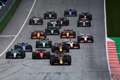 Max Verstappen delante del pelotón en la largada del GP de Austria