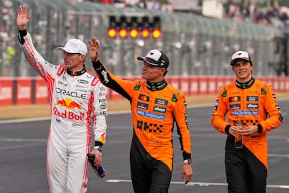 Max Verstappen, el tercero en discordia en la batalla por el campeonato, junto a los pilotos de McLaren, Lando Norris y a Oscar Piastri; en los últimos cuatro grandes premios, el británico avasalló a su compañero australiano