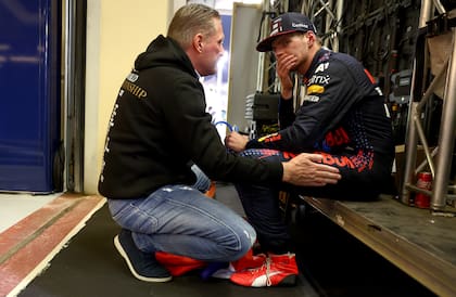 Max Verstappen emocionado junto a su padre, Jos Verstappen