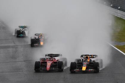 Max Verstappen encara por el lado externo la curva 1 de Suzuka después de la largada y supera a Charles Leclerc, que lo había sobrepasado en la aceleración inicial.