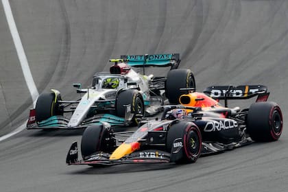 Max Verstappen ensaya la maniobra de sobrepaso sobre Lewis Hamilton durante el relanzamiento del Gran Premio de Países Bajos