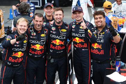 Max Verstappen festeja con sus mecánicos e ingenieros: el tetracampeón del mundo necesita replicar aquella remontada de Lewis Hamilton en 2021 para definir el título en Abu Dhabi