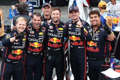 Max Verstappen festeja en Bakú rodeado por sus mecánicos; el neerlandés suma dos triunfos y un segundo puesto desde el regreso de las vacaciones