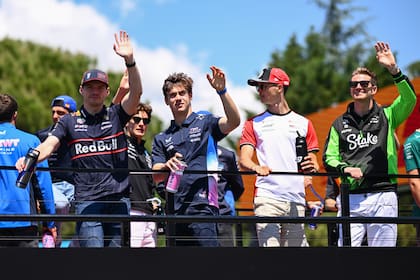 Max Verstappen, Franco Colapinto, Oliver Bearman y Nico Hulkenberg saludan al público, antes del Gran Premio de Emilia Romagna de este año