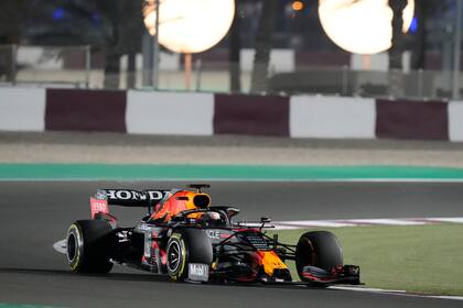 Max Verstappen gira por primera vez en el circuito de Doha, Qatar