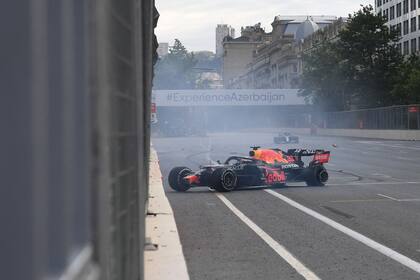 Max Verstappen golpea contra la pared en el GP de Azerbaiyán; tenía el triunfo asegurado y faltaban cinco vueltas