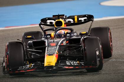 Max Verstappen intentará defender su título de Fórmula 1, que este sábado tendrá la clasificación antes del primer Gran Premio del 2023, en Bahrein