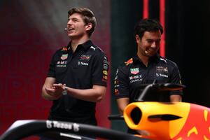 Max Verstappen junto con su compañeros mexicano Sergio Pérez; el neerlandés está a punto de acordar un contrato histórico con Red Bull