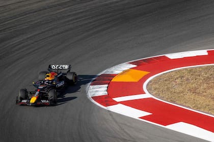 Max Verstappen les birló a los McLaren la pole position en el úlimo paso de su Red Bull por la meta; el campeón hace lo imposible para no entregar la corona de pilotos.