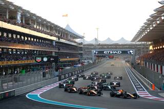Verstappen lidera en Abu Dhabi, Norris ya fue a boxes y Piastri busca meterse en la pelea