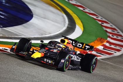 Max Verstappen lucha para recuperar posiciones y poder meterse entre los puestos de podio