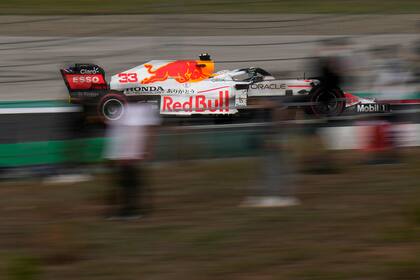 Max Verstappen no se preocupa por la posibilidad de terminar no siendo campeón a pesar de haber encabezado por varias fechas el campeonato de pilotos; en Turquía circula de blanco y tiene la ventaja de que Hamilton partirá 10 puestos retrasado por una sanción técnica.