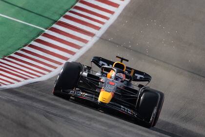 Max Verstappen partirá segundo pero es favorito en el Gran Premio de Estados Unidos por el ritmo de carrera de Red Bull; la escudería austríaca quiere ofrendar un triunfo a la memoria de su cofundador Dietrich Mateschitz, fallecido este sábado.