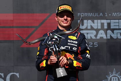 Max Verstappen posa con el trofeo del ganador, el número 68 que logra el tetracampeón en la Fórmula 1