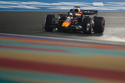 Max Verstappen protestó por cuánto rebotó su Red Bull y no tuvo chances de ir más allá del cuarto lugar en la carrera sprint.