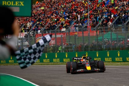 Max Verstappen recibe la bandera a cuadros en el circuito de Imola y firma el segundo Grand Chelem en la Fórmula 1: victoria, pole, récord de vuelta y líder de todas las vueltas
