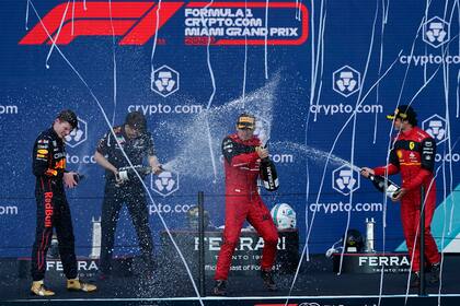Max Verstappen (Red Bull Racing), Charles Leclerc (Ferrari) y Carlos Sainz Jr. (Ferrari), celebran en el podio de Miami; el español debe recortar la desventaja con el campeón y su compañero en la Scuderia para no quedar relegado en la batalla por la corona