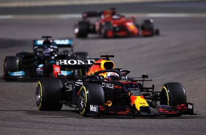Max Verstappen (Red Bull Racing) corre por delante de Lewis Hamilton (Mercedes) en el Gran Premio de Bahrein en el inicio de la temporada.