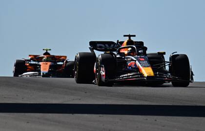 Max Verstappen (Red Bull Racing) superó a Lando Norris (McLaren) en el giro 28 y se encaminó a la victoria, la tercera consecutiva en el circuito texano de Austin; MadMax lidió con problemas en los frenos para sellar el éxito