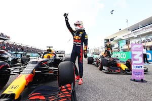 Bajo una llovizna y en el último giro, Verstappen frustró a Hamilton donde éste era favorito