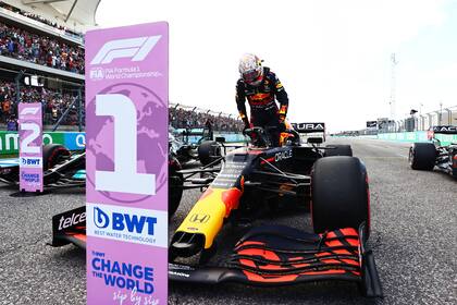 Max Verstappen sale de su Red Bull tras quedarse con el primer lugar de la parrilla sobre el final de la prueba de clasificación, cuando comenzaba a lloviznar sobre el Circuito de las Américas.