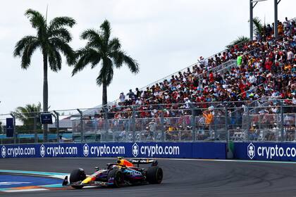Max Verstappen se apoyó en su estrategia y, tras largar noveno en el Gran Premio de Miami, llegó a la punta en 20 vueltas
