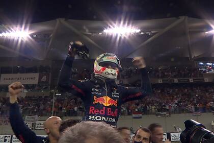 Max Verstappen se coronó campeón en Abu Dhabi 2021, tras un desenlace electrizante, casi único en la historia de la Fórmula 1.