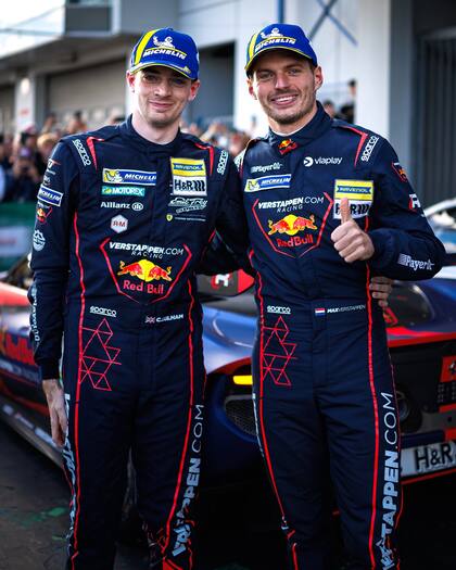 Max Verstappen sonriente con su coequiper, Christopher Lulham