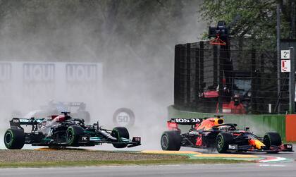 Max Verstappen supera a Lewis Hamilton en el Gran Premio de Emilia-Romaña, en el circuito de Imola; el duelo entre Red Bull Racing y Mercedes ofrecerá un nuevo episodio este fin de semana en España