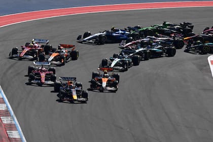 Max Verstappen toma el control de la cabeza de la carrera en el circuito de Austin; atrás, Lando Norris (McLaren) y Charles Leclerc (Ferrari) desatan una pelea que se desarrolló en tres capítulos y tuvo al británico como vencedor