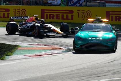 Max Verstappen transita por el autódromo de Monza detrás del Auto de Seguridad; el neerlandés sumó en el trazado italiano su trigésimo primera victoria en la Fórmula 1