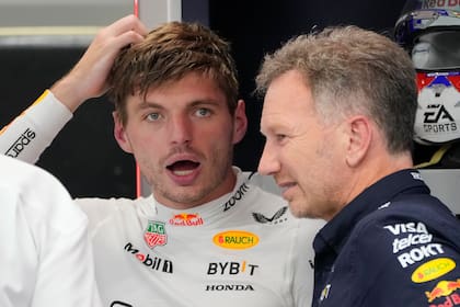 Max Verstappen y Christian Horner, el jefe de Red Bull Racing; el neerlandés tiene contrato hasta 2028 con la escudería de Milton Keynes, aunque el futuro del tetracampeón es incierto