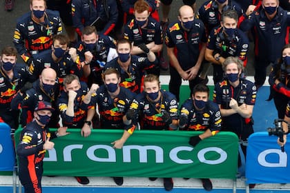 Max Verstappen y el personal de Red Bull Racing celebran el segundo puesto en el Gran Premio de Hungría
