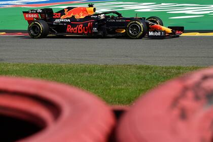 Max Verstappen llevó a su Red Bull a una firme victoria en el Gran Premio 70º Aniversario en Silverstone, la única carrera que no ganó Mercedes de las siete de este año.