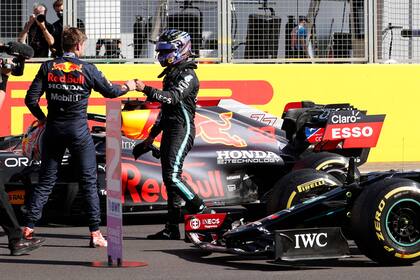 Max Verstappen y Lewis Hamilton se saludan el sábado último, luego de la carrera sprint; ¿volverán a tener una relación amable?
