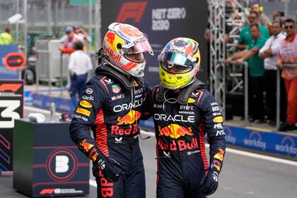 Max Verstappen y Sergio Checo Pérez, las espadas de Red Bull Racing: el neerlandés apuntó el año pasado a colocar una cama de grava para solucionar el drama de los límites de pista, mientras que el mexicano penalizó en todos giros de la Q2 del actual curso