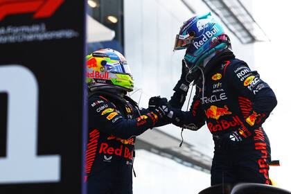 Max Verstappen y Sergio 'Checo' Pérez se repartieron el triunfo en las cinco carreras que se disputaron hasta el momento en la Fórmula 1