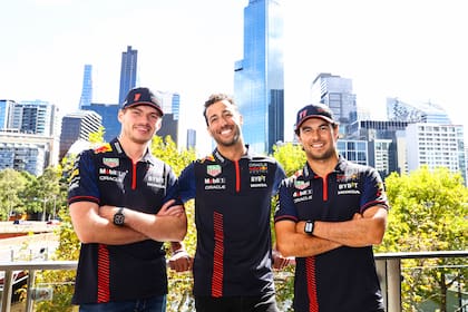Max Verstappen y Sergio Checo Pérez, una fórmula que Red Bull Racing eligió en 2021 y se mantendrá en 2025; Daniel Ricciardo, en el medio, es el único piloto bajo la órbita de la marca de las bebidas energéticas sin contrato y con el futuro comprometido en el equipo